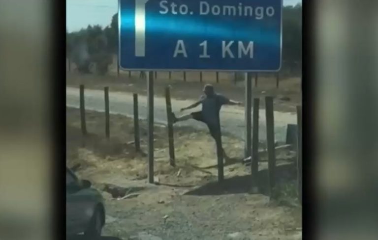 Conductor rompió un cerco para salir del taco y evadir un control sanitario