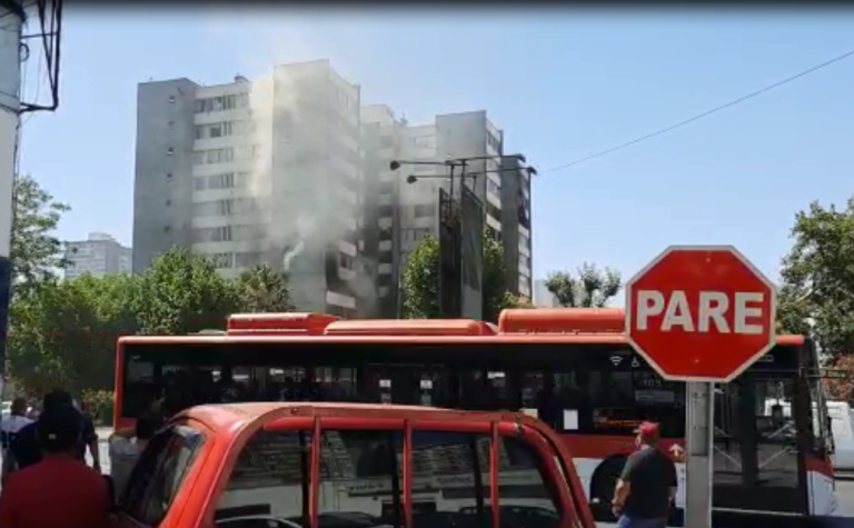 Incendio afectó a dos departamentos en Estación Central: Se investigan las causas