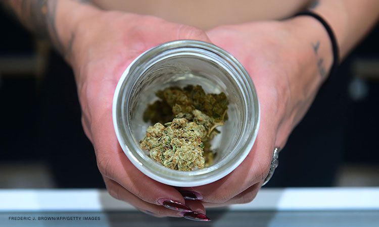 El humo de la marihuana poseería las mismas toxinas dañinas presentes en el del tabaco