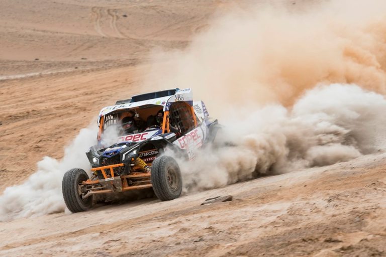 Chaleco López picó de atrás en el Dakar y vuelve al primer lugar en Vehículos Ligeros