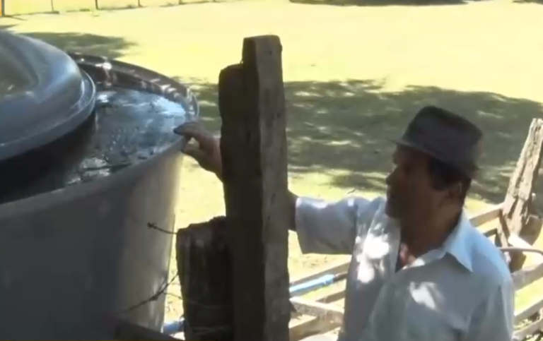 Familia enfrenta dramática realidad en Los Ríos: Vecinos les cerraron el único camino por donde accedían al agua potable