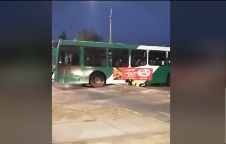 Bus del Transantiago quedó atascado por calle en mal estado en Macul: Estuvo más de 5 horas en el lugar