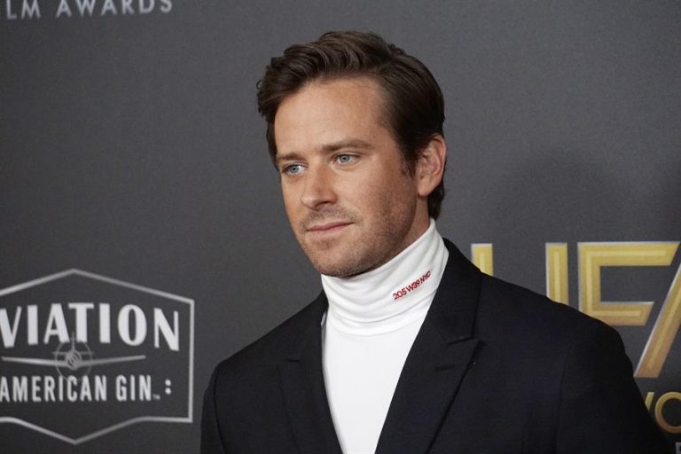 Armie Hammer rompe el silencio y califica supuesta filtración de mensajes como 