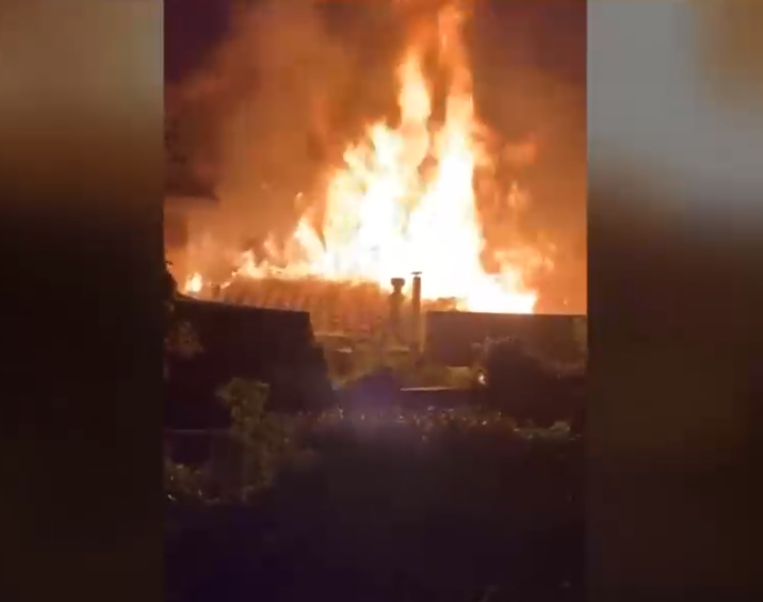 Incendio en Lo Barnechea consumió vivienda en un 80%: Casi 300 voluntarios acudieron