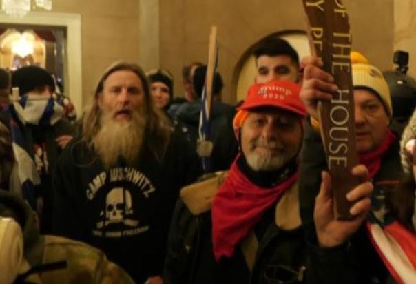 Detuvieron al hombre con polera del campo concentración de Auschwitz que irrumpió en el Capitolio