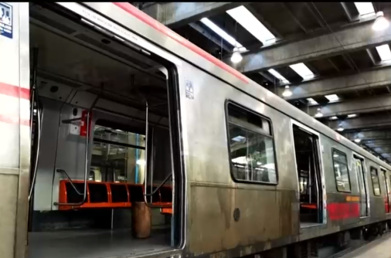 Vuelven a operar los trenes del Metro que fueron vandalizados tras el estallido social