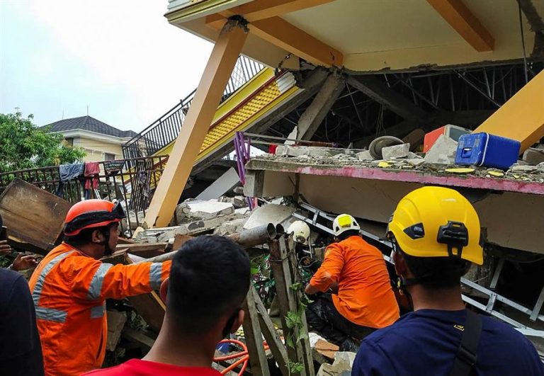 Fuerte sismo sorprendió en la madrugada a Indonesia: Van 34 muertos y más de 600 heridos