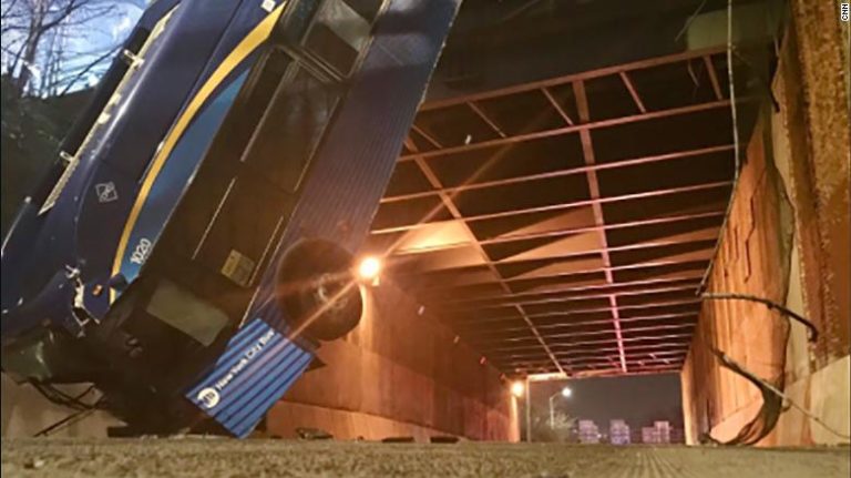 Caída de 15 metros: Bus con pasajeros quedó colgando tras accidente en Nueva York