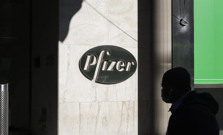 Vacunas contra COVID-19: Pfizer reducirá temporalmente las entregas de dosis a Europa