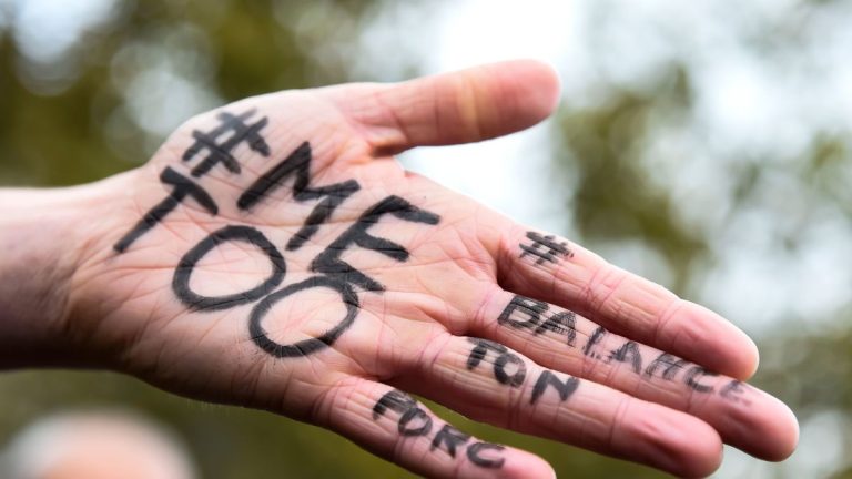 Vuelve el #MeToo tras escándalo sexual de incesto y pedofilia que conmueve a Francia