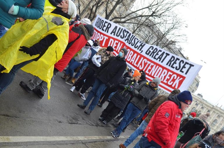 Neonazis y movimientos de extrema derecha protestan contra las medidas sanitarias en Viena