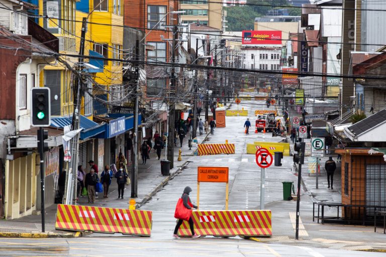 Informe epidemiológico: Casi 1 de cada 4 comunas del país superan el centenar de casos activos