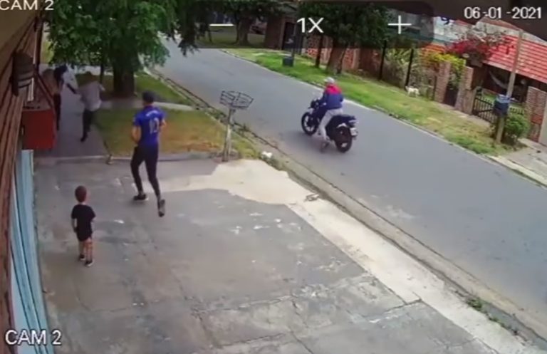 Mujer se defendió de las críticas tras abandonar a su hijo de 2 años en pleno asalto: 