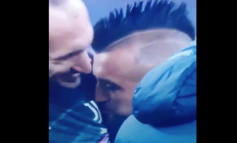 Arturo Vidal es criticado por besar escudo de Juventus antes del duelo con el Inter de Milán