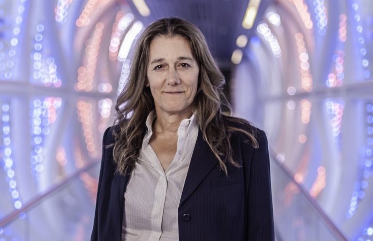 Martine Rothblatt: La mujer que busca la inmortalidad almacenando la mente humana