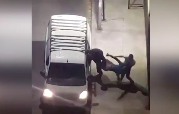 Registran presunto secuestro en Santiago centro: Furgón se llevó a transeúnte ante gritos de los vecinos