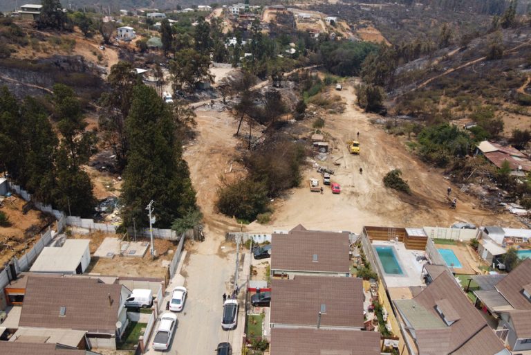 Vecinos evacuados por incendio en Quilpué podrán regresar a sus casas este lunes