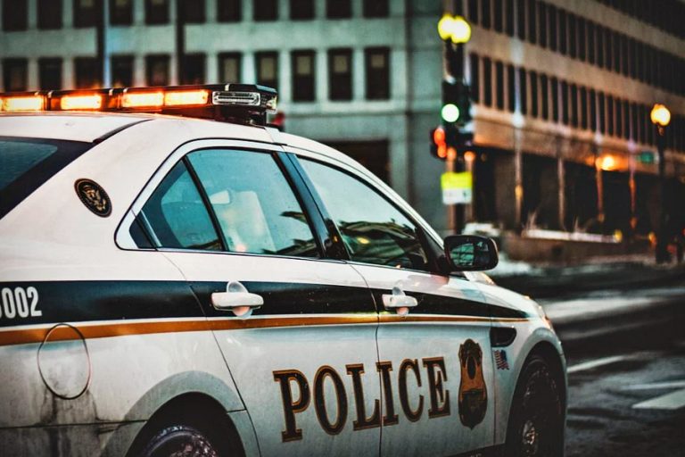 Delincuente se robó un auto con un niño adentro y se devolvió para regañar a la madre