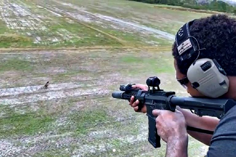 Fuertes críticas contra campeón de la UFC que acribilló a un jabalí desde un helicóptero