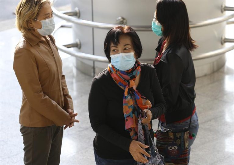 Ex funcionaria de la monarquía de Tailandia es condenada a 43 años de cárcel por criticar al rey