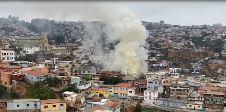 Incendio en Cerro Cordillera en Valparaíso: Al menos 5 viviendas siniestradas