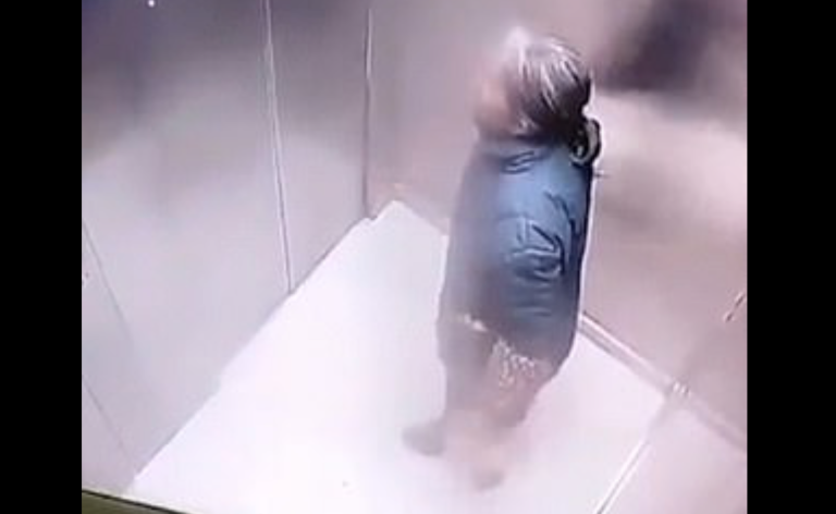 En pleno rebrote del COVID-19: Anciana escupe su mano y lanza sus flemas a la puerta de un ascensor
