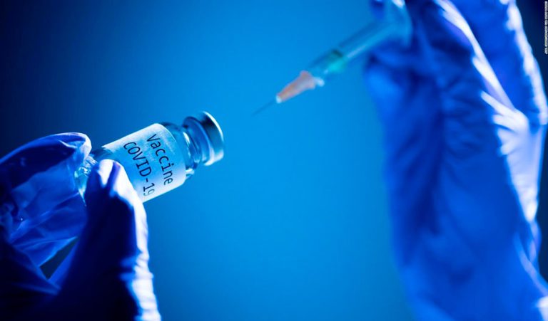 Primeras dosis de Sinovac llegan a fines de enero al país: Vacunarán a personas entre 18 y 59 años