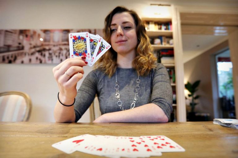 Nada de reyes o reinas: Joven reinventa la baraja con unos naipes de género neutro