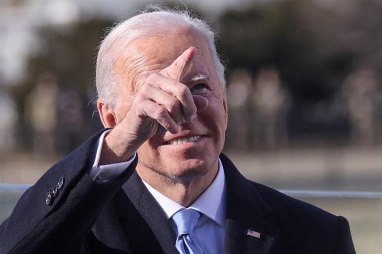 Por 100 días, Biden suspenderá la deportación de algunos inmigrantes ordenada por Trump