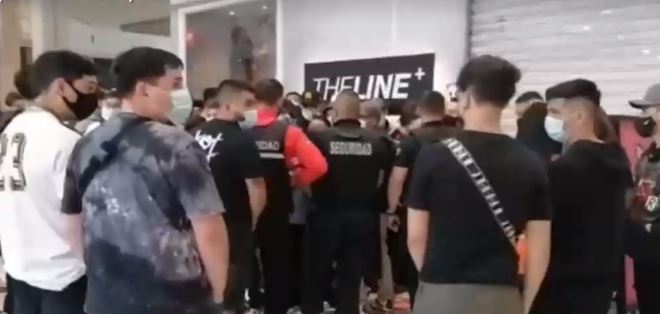 Preocupantes aglomeraciones en Mall Plaza Vespucio por venta de nueva línea de zapatillas