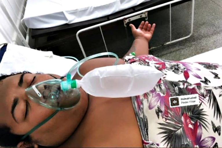 Influencer que negaba el COVID-19 contrajo el virus y ahora está al borde de la muerte