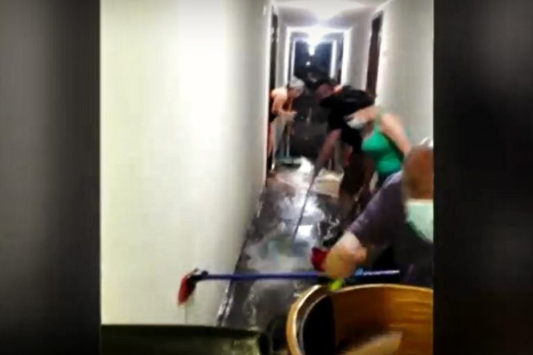 Vecinos afectados por inusual inundación en edificio de Santiago: “El agua era tan caliente que quemaba”