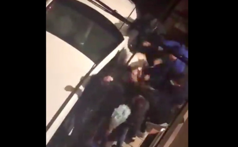 Turba dio golpiza y aturdió a sujeto que roció con ácido de limpieza a una mujer