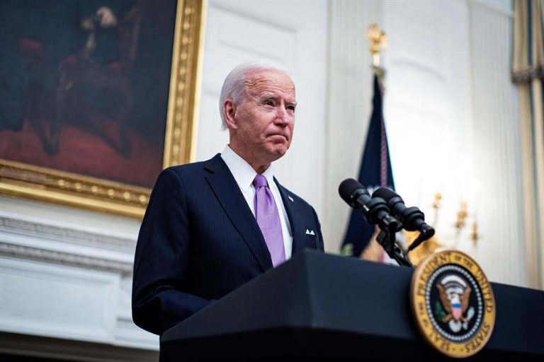 Biden busca eliminar de la ley de EE.UU. la palabra que usaba Trump para referirse a los inmigrantes