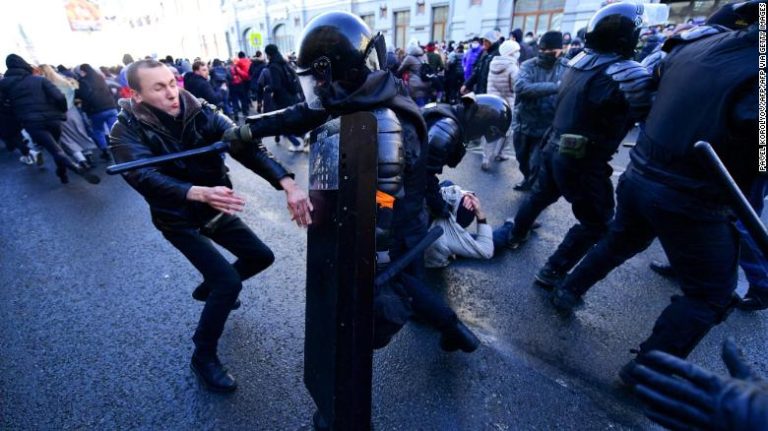 Más de 2 mil detenidos en masivas protestas en Rusia: Piden la liberación de Alexei Navalny