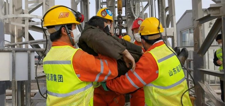 Logran rescatar a 11 de los 22 mineros chinos que quedaron atrapados luego de una explosión