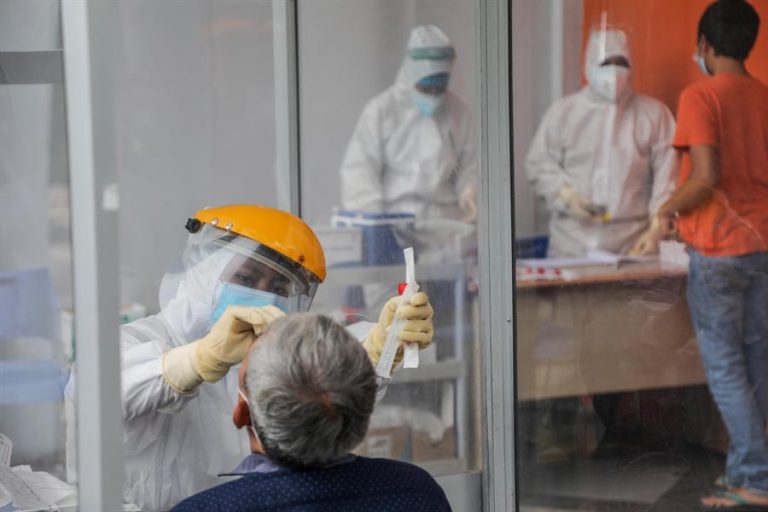 Nueva Zelandia confirmó caso de COVID-19 con la variante sudafricana: Paciente había dado dos veces negativo