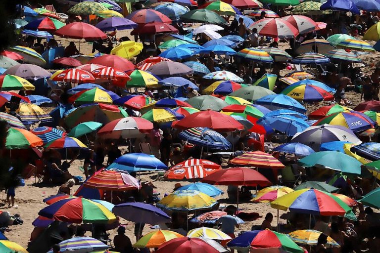 Alcalde de Algarrobo recomendó establecer un límite de permisos de vacaciones por comuna