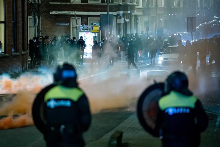 Continúan las protestas contra toque de queda en Países Bajos: Última noche dejó 151 detenidos