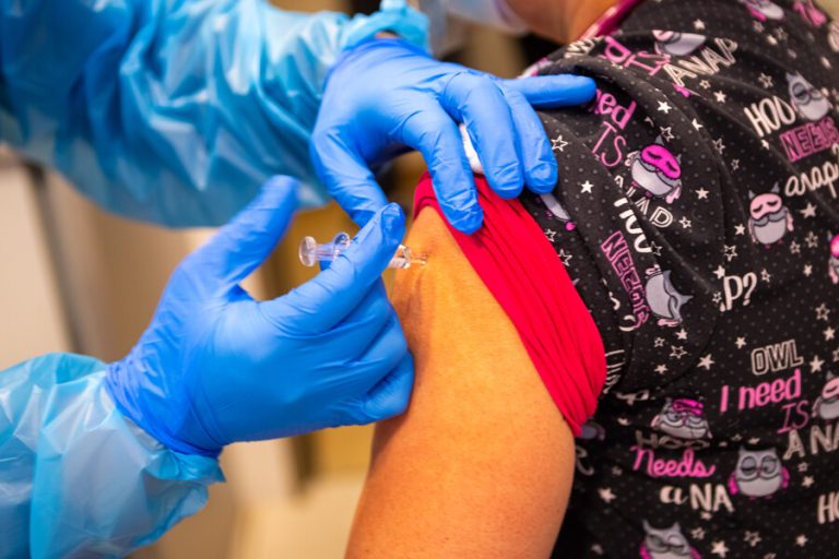 COVID-19: Mujeres rechazarían vacunarse más que hombres, según la U. de Chile