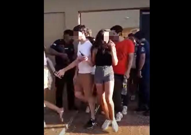 Joven se enteró que su polola le era infiel porque la grabaron saliendo de una fiesta clandestina de la mano con otro