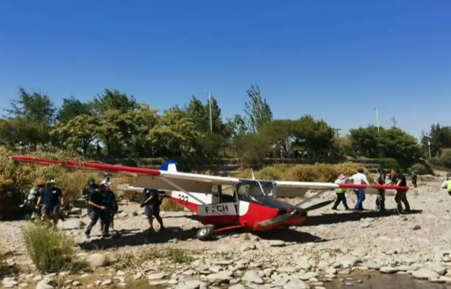 Avioneta de la Fuerza Aérea realizó aterrizaje de emergencia en el lecho del río Mapocho en Vitacura