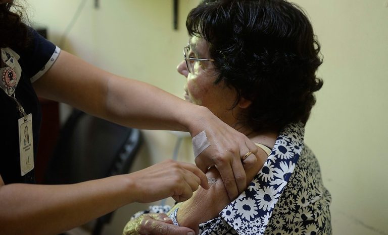 Ministro Paris anuncia que iniciarán vacunación con Sinovac en mayores de 60 años