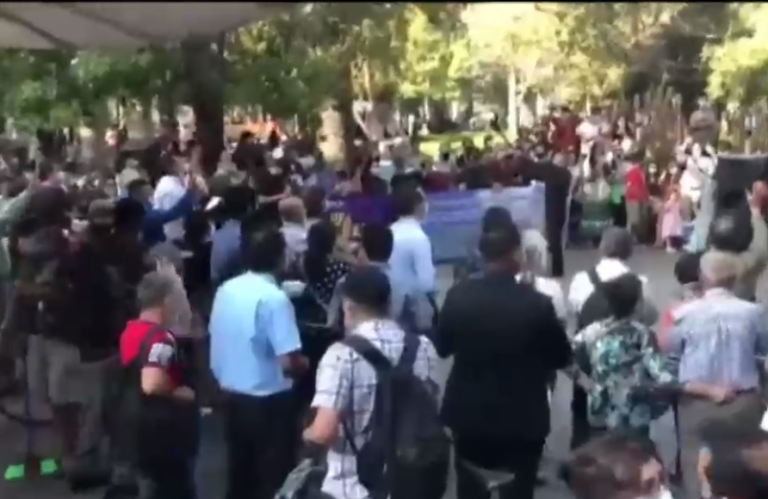 “Si no se muere de coronavirus, de algo se va a morir”: Culto religioso reunió a unas 100 personas en Santiago