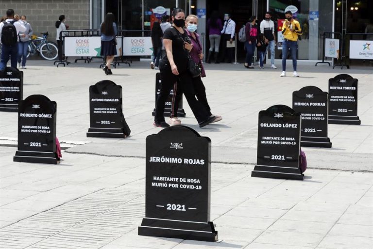 Colombia: Instalan lápidas en la calle para crear conciencia de la gravedad del COVID-19
