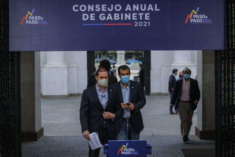 Ministro Delgado por críticas a proceso de vacunación: 