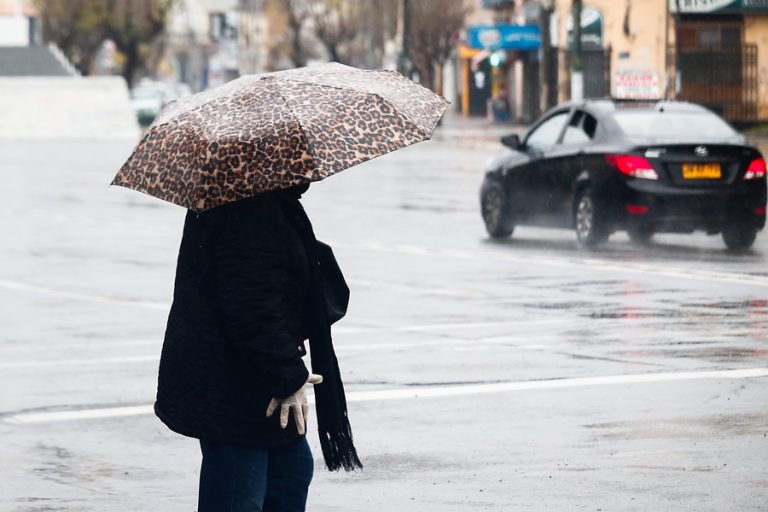 Ante pronóstico de lluvias: Aguas Andinas llamó a hacer correcto uso del alcantarillado