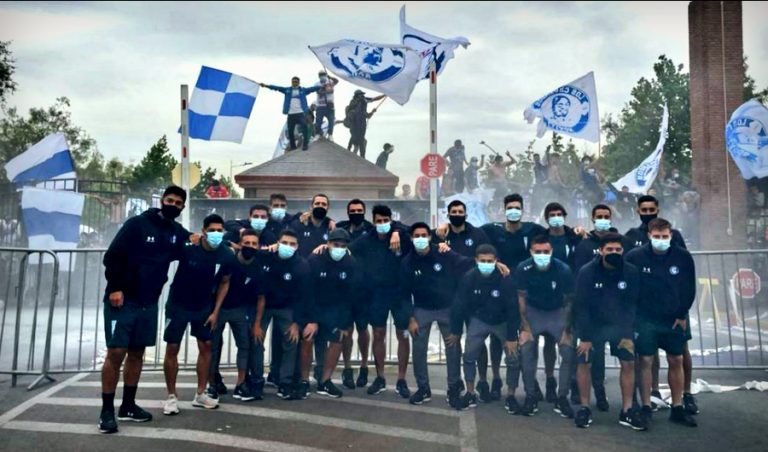 Hinchas de la UC realizaron banderazo en San Carlos en apoyo al plantel cruzado