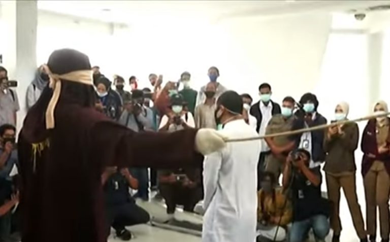 Indonesia: Pareja homosexual recibió 77 latigazos por tener relaciones sexuales