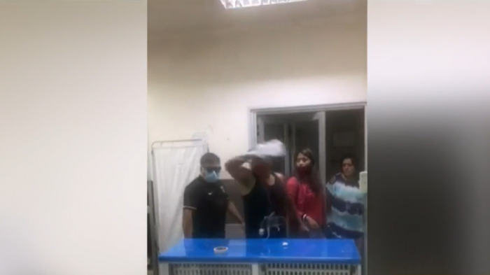 Familiares agreden a funcionarios de la salud para llevarse a persona fallecida por COVID-19